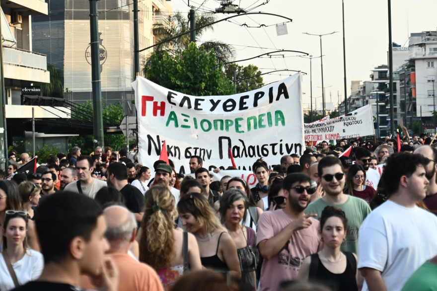 Η στιγμή που πέταξαν μολότοφ σε αστυνομικούς στο τέλος της πορείας για την Παλαιστίνη Η στιγμή που πέταξαν μολότοφ σε αστυνομικούς στο τέλος της πορείας για την Παλαιστίνη - Δίπλα υπήρχαν πολίτες