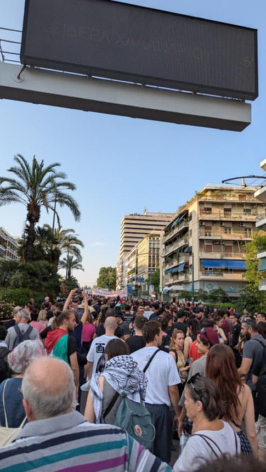Η στιγμή που πέταξαν μολότοφ σε αστυνομικούς στο τέλος της πορείας για την Παλαιστίνη Η στιγμή που πέταξαν μολότοφ σε αστυνομικούς στο τέλος της πορείας για την Παλαιστίνη - Δίπλα υπήρχαν πολίτες