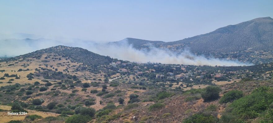 Εκκενώνονται Ανάβυσσος και Παλαιά Φώκαια - Φωτιά καίει κοντά σε σπίτια, δείτε φωτογραφίες