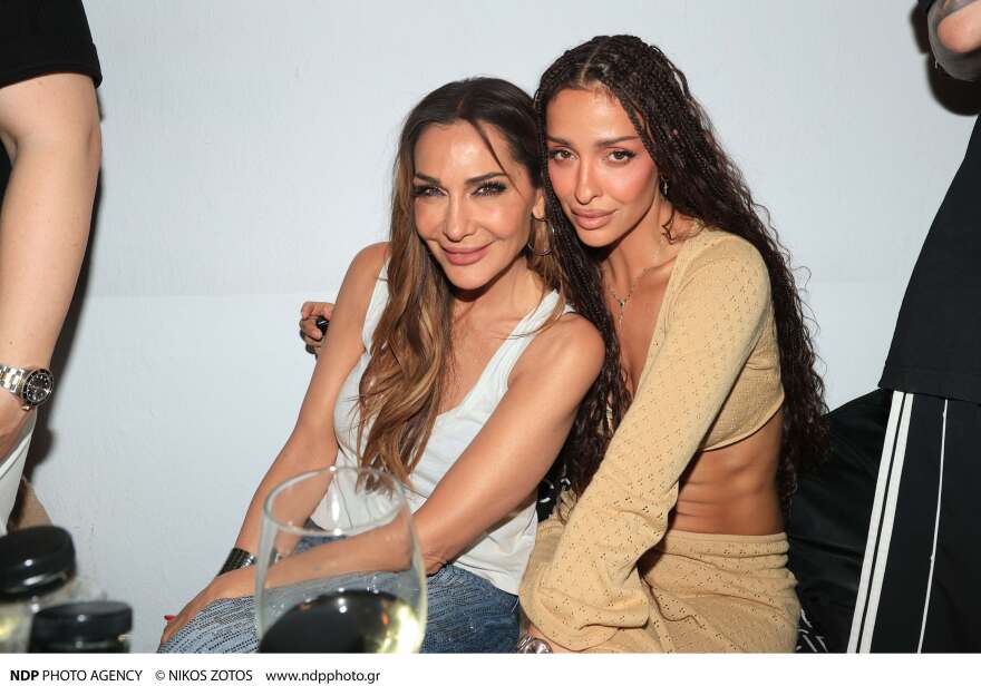 Η Δέσποινα Βανδή ποζάρει αγκαλιά με την Ελένη Φουρέιρα στη Μύκονο