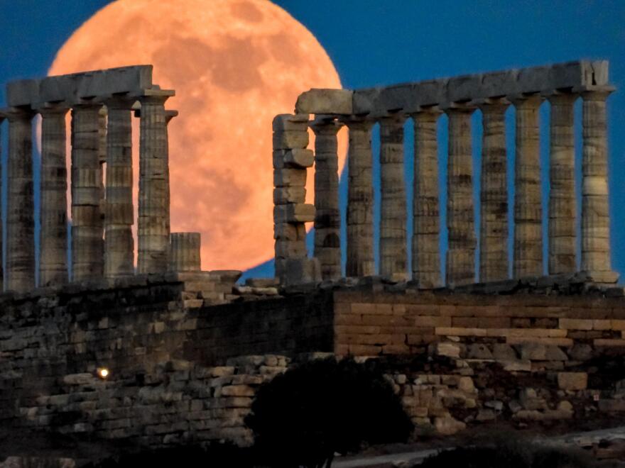 Μαγευτικές εικόνες στο Σούνιο: Η Πανσέληνος της Φράουλας φωτίζει τον ναό του Ποσειδώνα