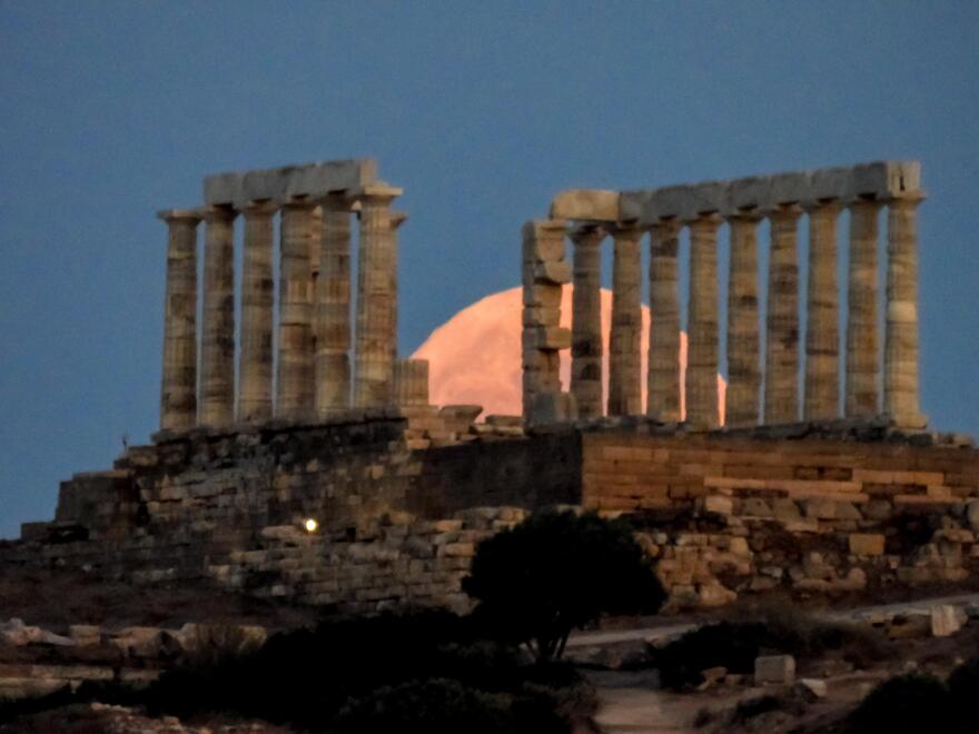 Μαγευτικές εικόνες στο Σούνιο: Η Πανσέληνος της Φράουλας φωτίζει τον ναό του Ποσειδώνα