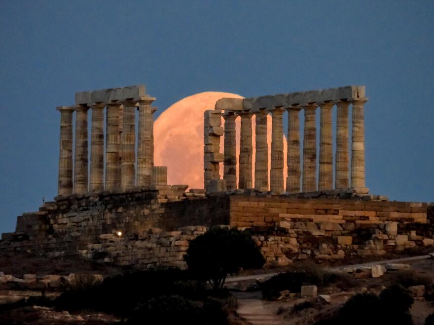 Μαγευτικές εικόνες στο Σούνιο: Η Πανσέληνος της Φράουλας φωτίζει τον ναό του Ποσειδώνα