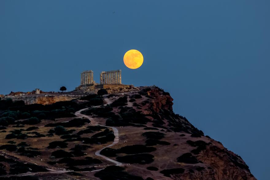 Μαγευτικές εικόνες στο Σούνιο: Η Πανσέληνος της Φράουλας φωτίζει τον ναό του Ποσειδώνα
