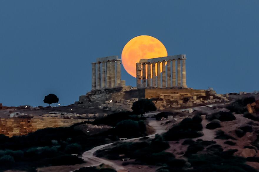 Μαγευτικές εικόνες στο Σούνιο: Η Πανσέληνος της Φράουλας φωτίζει τον ναό του Ποσειδώνα