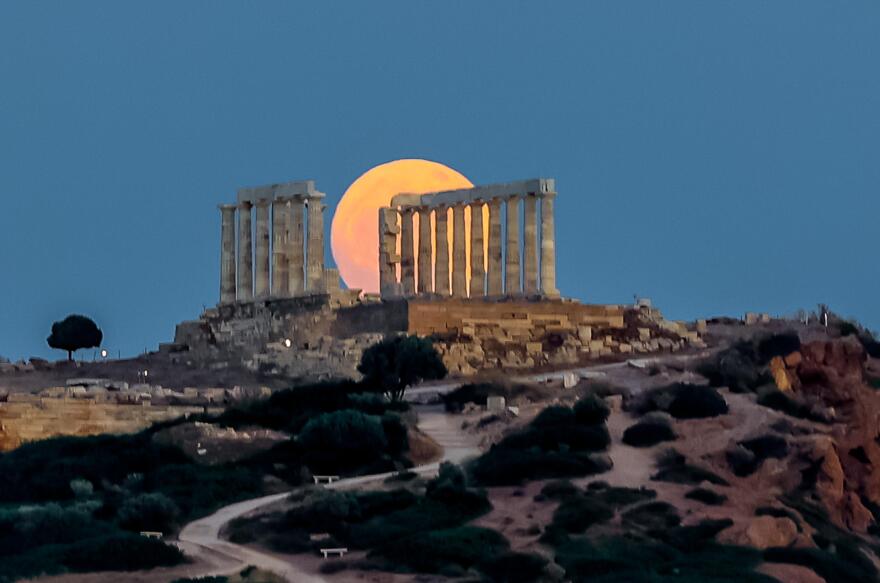 Μαγευτικές εικόνες στο Σούνιο: Η Πανσέληνος της Φράουλας φωτίζει τον ναό του Ποσειδώνα