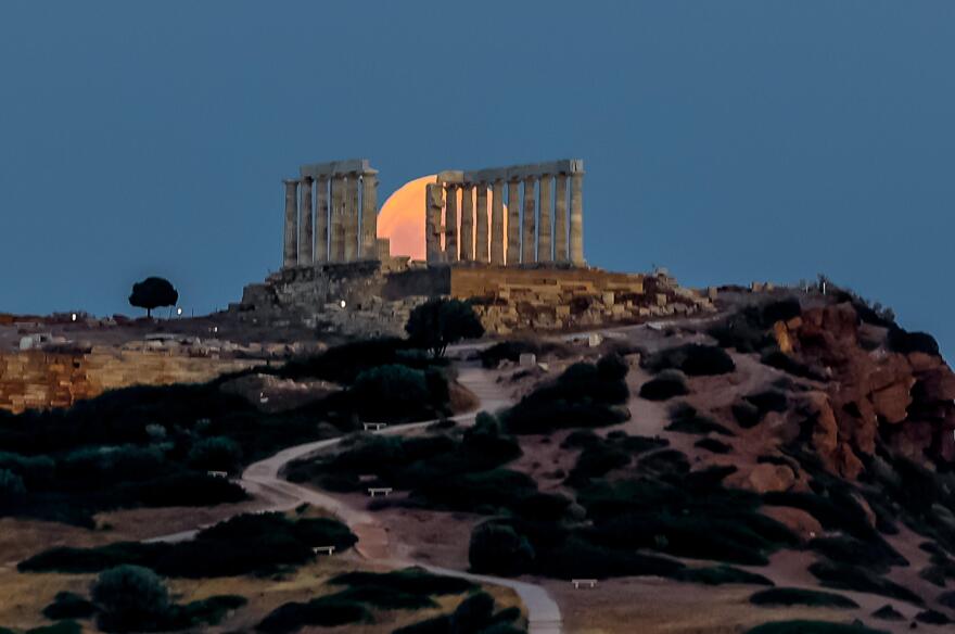 Μαγευτικές εικόνες στο Σούνιο: Η Πανσέληνος της Φράουλας φωτίζει τον ναό του Ποσειδώνα