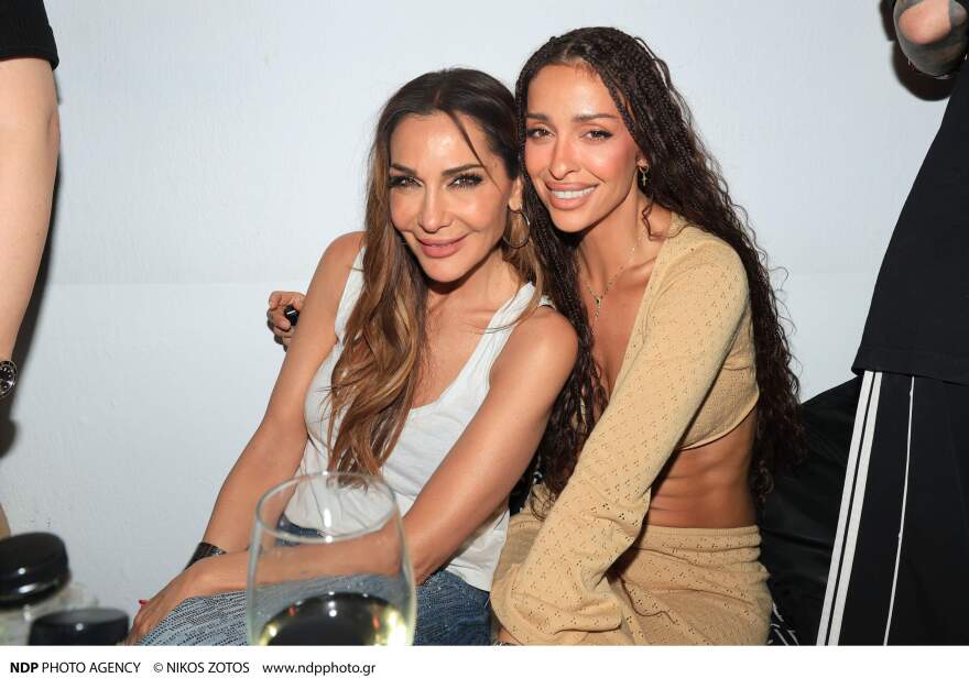 Η Δέσποινα Βανδή ποζάρει αγκαλιά με την Ελένη Φουρέιρα στη Μύκονο