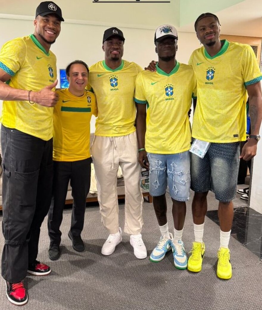 Τα αδέρφια Αντετοκούνμπο διασκεδάζουν στην Βραζιλία - Είδαν την πρόκριση της «Σελεσάο» στο Μουντιάλ