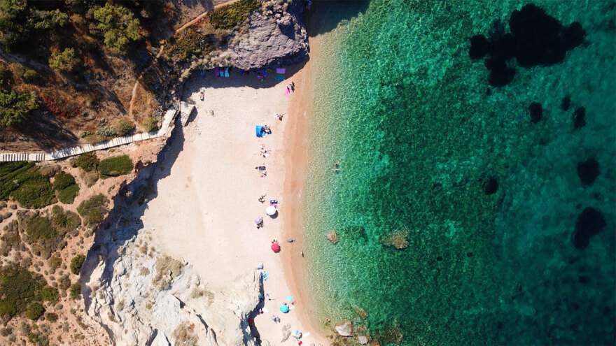 Η παραλία στην Αττική που θυμίζει Κυκλάδες