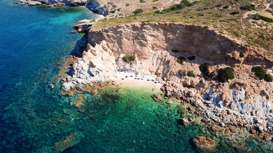 Η παραλία στην Αττική που θυμίζει Κυκλάδες