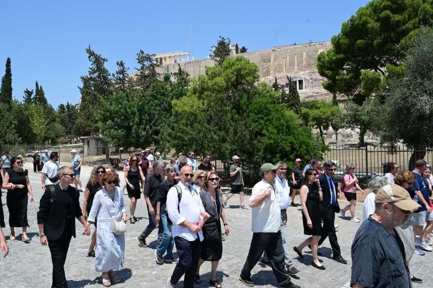 Πλήθος κόσμου στο τελευταίο «αντίο» στον Βασίλη Παπαβασιλείου
