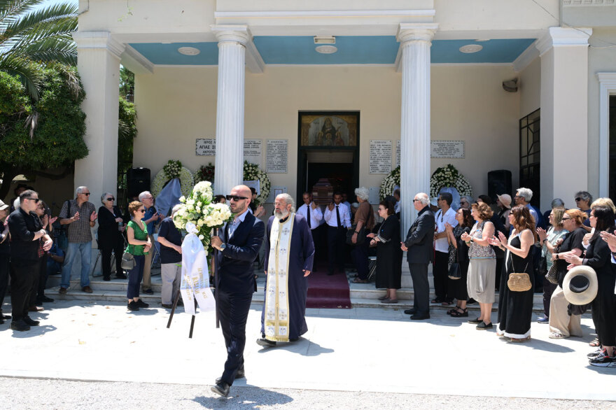 Πλήθος κόσμου στο τελευταίο «αντίο» στον Βασίλη Παπαβασιλείου
