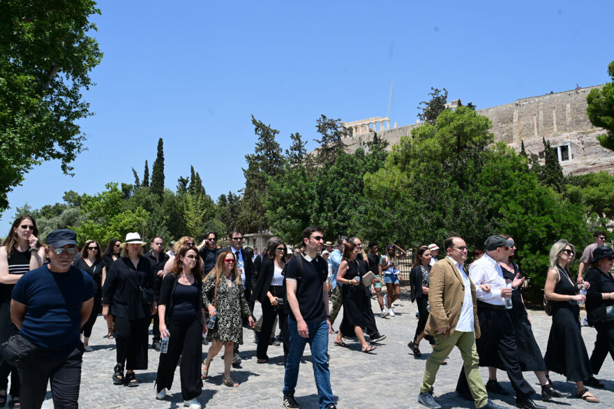 Πλήθος κόσμου στο τελευταίο «αντίο» στον Βασίλη Παπαβασιλείου
