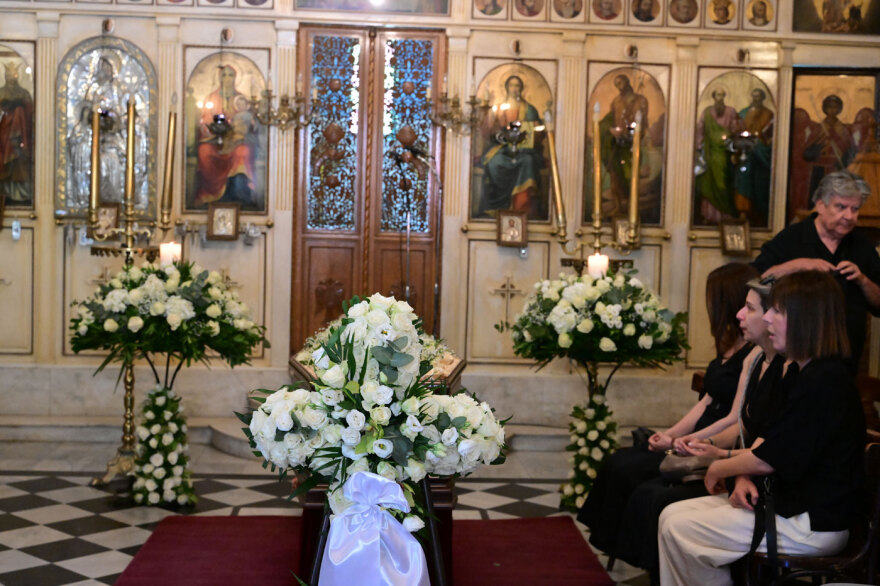 Πλήθος κόσμου στο τελευταίο «αντίο» στον Βασίλη Παπαβασιλείου
