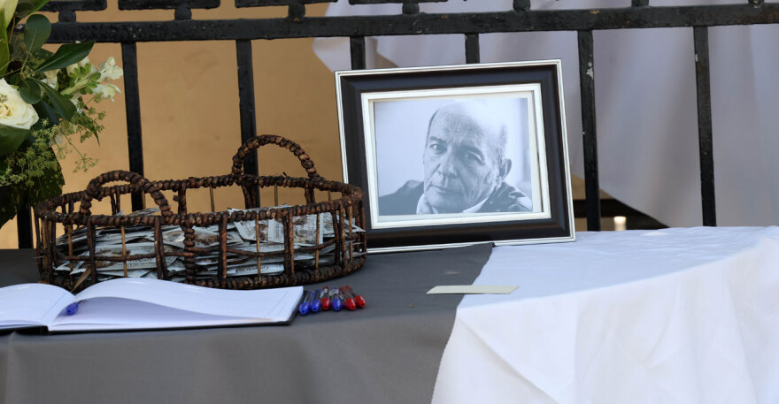 Πλήθος κόσμου στο τελευταίο «αντίο» στον Βασίλη Παπαβασιλείου
