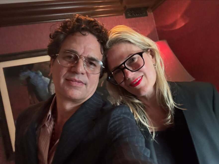 Μαρκ Ράφαλο για τα 25 χρόνια γάμου με την Σάνραϊζ Κόιγκνεϊ: Δυο ατελείς εραστές που κρατήθηκαν μαζί μέχρι τώρα
