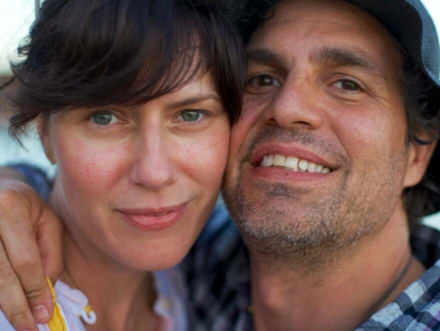 Μαρκ Ράφαλο για τα 25 χρόνια γάμου με την Σάνραϊζ Κόιγκνεϊ: Δυο ατελείς εραστές που κρατήθηκαν μαζί μέχρι τώρα
