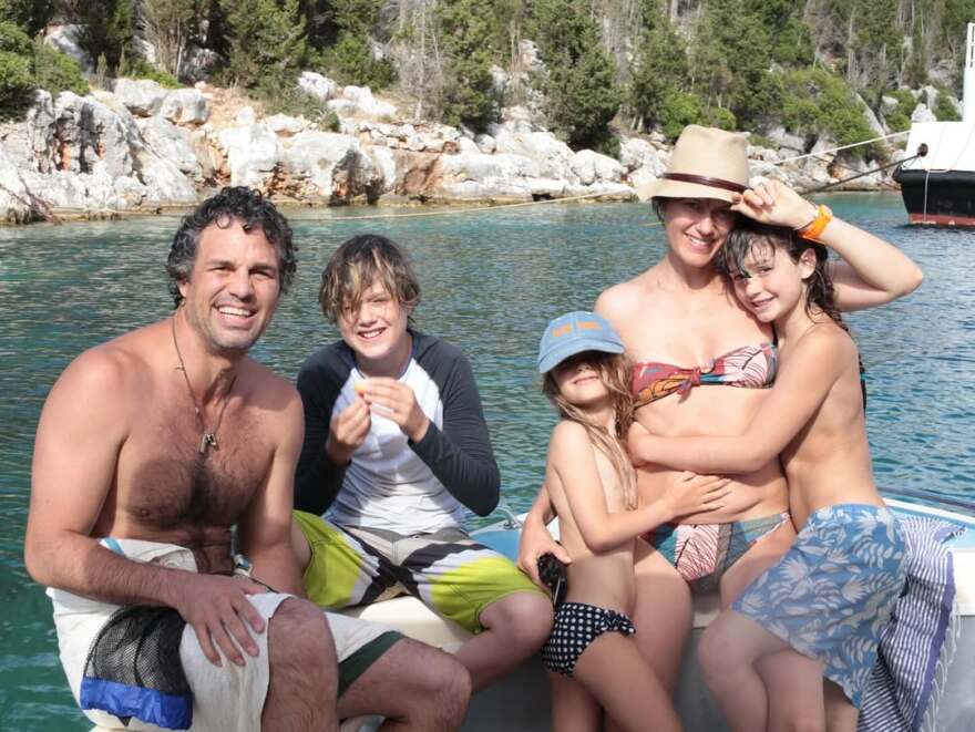 Μαρκ Ράφαλο για τα 25 χρόνια γάμου με την Σάνραϊζ Κόιγκνεϊ: Δυο ατελείς εραστές που κρατήθηκαν μαζί μέχρι τώρα
