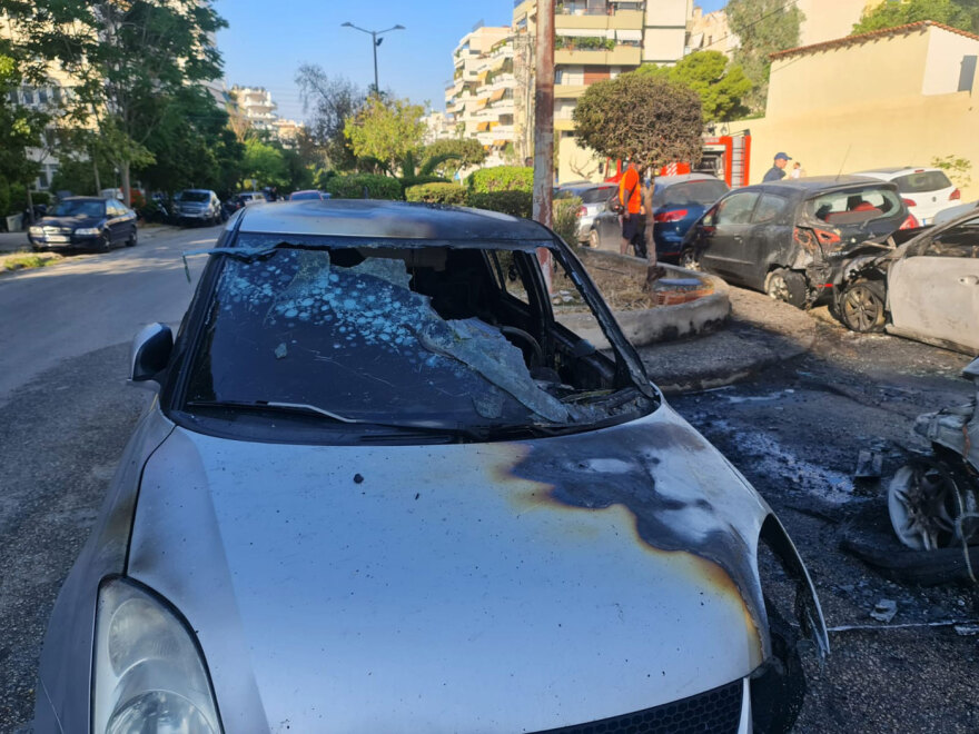 Κάηκαν τέσσερα αυτοκίνητα στη Νέα Σμύρνη - Δείτε βίντεο και φωτογραφίες