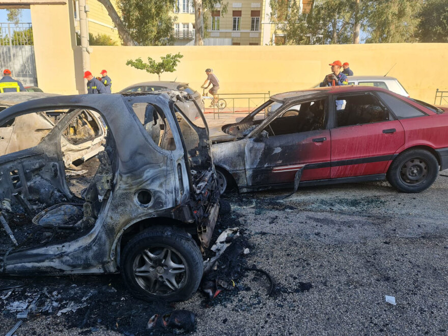 Κάηκαν τέσσερα αυτοκίνητα στη Νέα Σμύρνη - Δείτε βίντεο και φωτογραφίες
