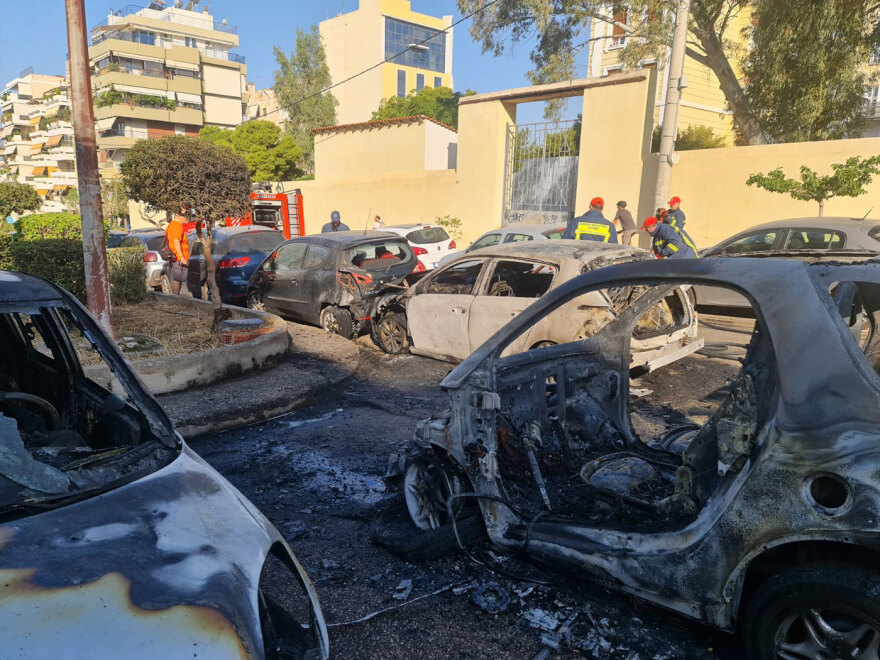 Κάηκαν τέσσερα αυτοκίνητα στη Νέα Σμύρνη - Δείτε βίντεο και φωτογραφίες