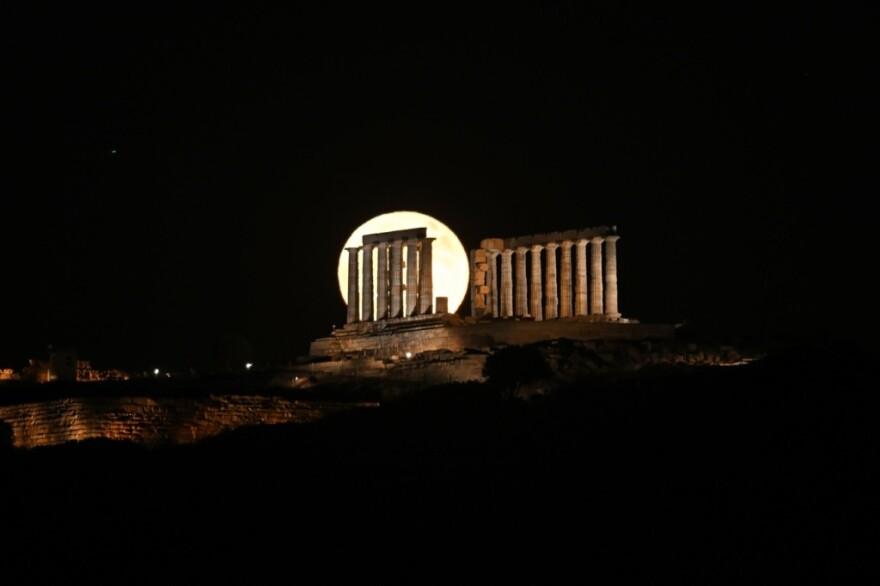 Βίντεο: Η Πανσέληνος της Φράουλας έλαμψε 30% περισσότερο από τη συνηθισμένη - Εντυπωσιακές εικόνες