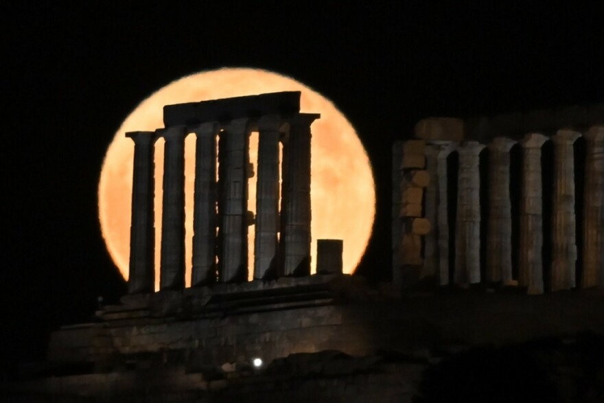 Βίντεο: Η Πανσέληνος της Φράουλας έλαμψε 30% περισσότερο από τη συνηθισμένη - Εντυπωσιακές εικόνες