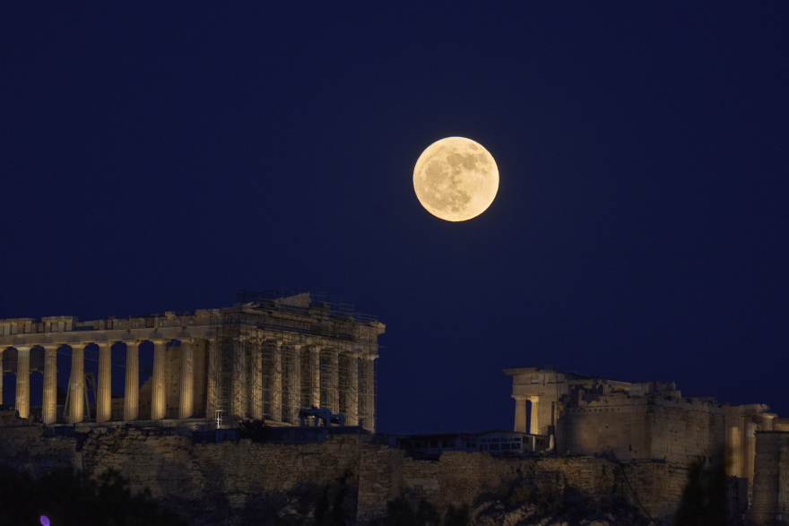 Βίντεο: Η Πανσέληνος της Φράουλας έλαμψε 30% περισσότερο από τη συνηθισμένη - Εντυπωσιακές εικόνες