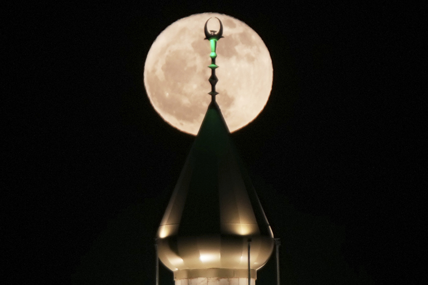 Βίντεο: Η Πανσέληνος της Φράουλας έλαμψε 30% περισσότερο από τη συνηθισμένη - Εντυπωσιακές εικόνες