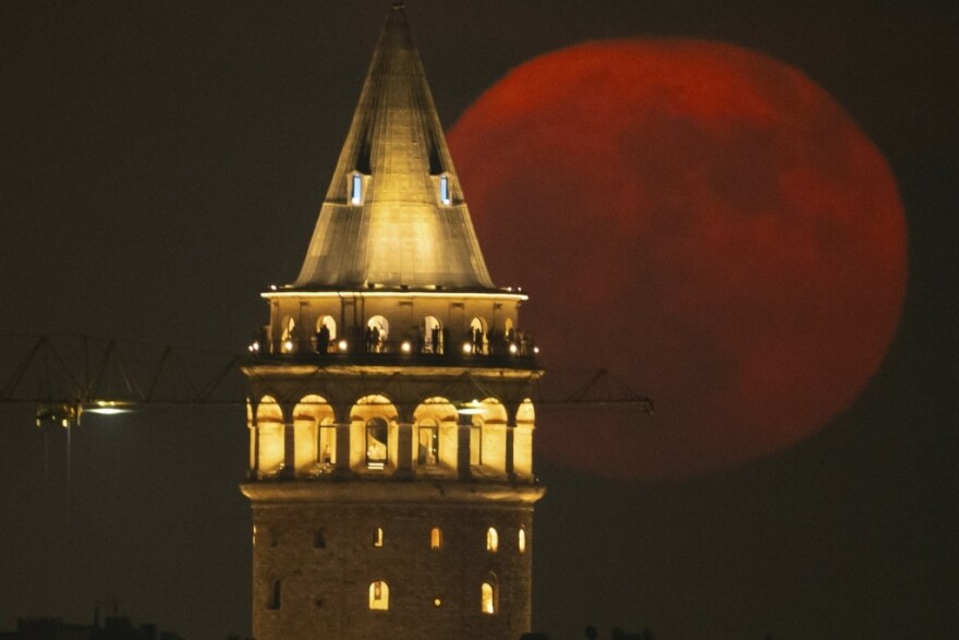 Βίντεο: Η Πανσέληνος της Φράουλας έλαμψε 30% περισσότερο από τη συνηθισμένη - Εντυπωσιακές εικόνες