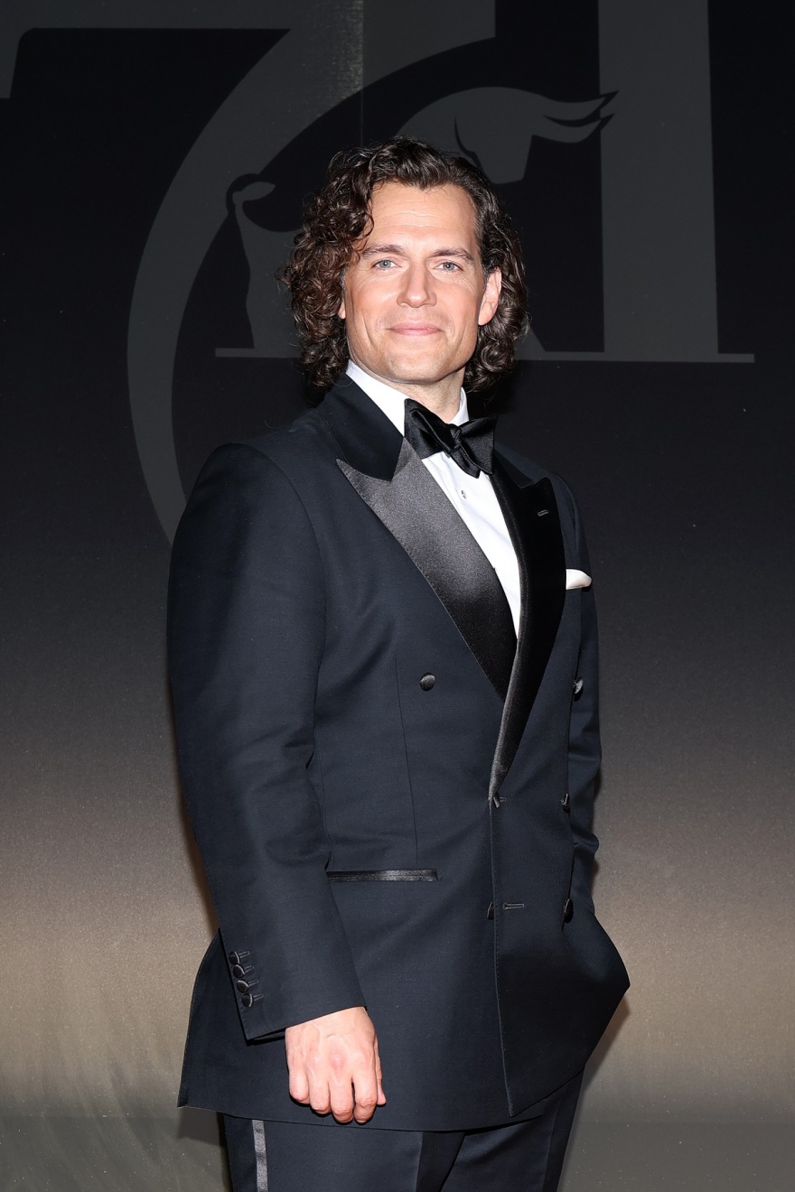 O Χένρι Καβίλ έγινε αγνώριστος μετά την αλλαγή  στα μαλλιά του