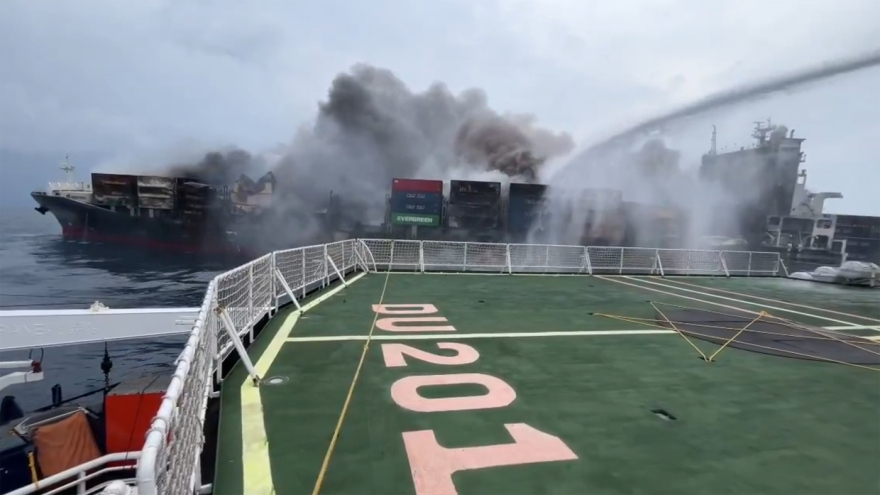 Μάχη με τις φλόγες σε φορτηγό πλοίο στα ανοιχτά της Ινδίας - Αγωνία για τέσσερις αγνοούμενους