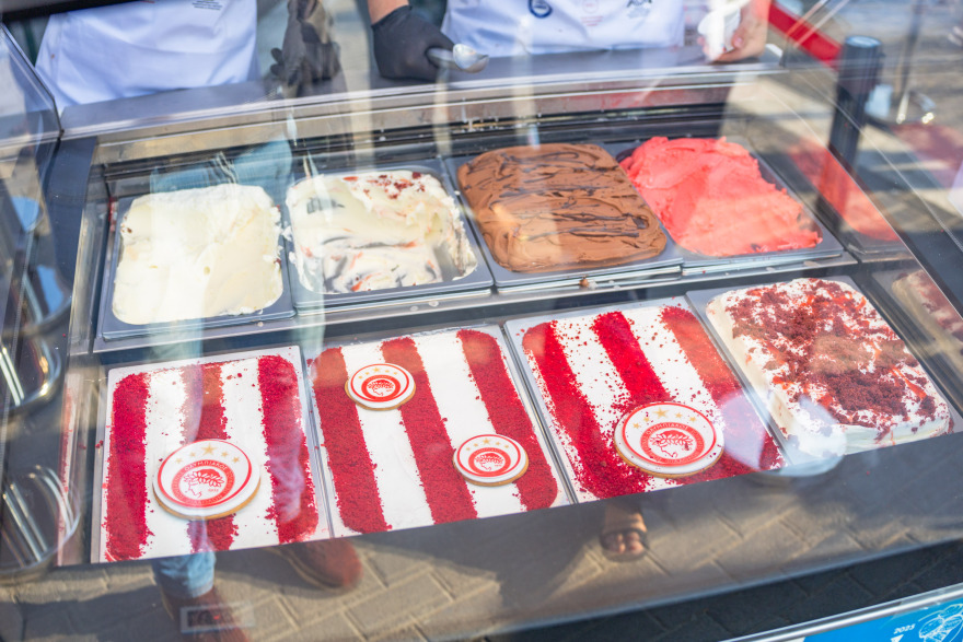 Παγωτό με επετειακή γεύση «Ολυμπιακός 100 Χρόνια» έγινε ανάρπαστο στον Πειραιά - Φωτογραφίες 