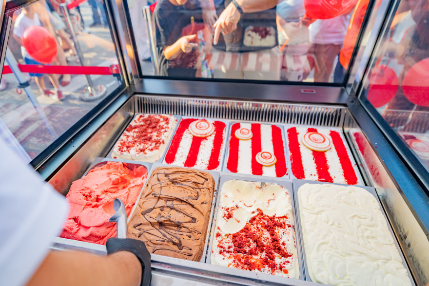 Παγωτό με επετειακή γεύση «Ολυμπιακός 100 Χρόνια» έγινε ανάρπαστο στον Πειραιά - Φωτογραφίες 