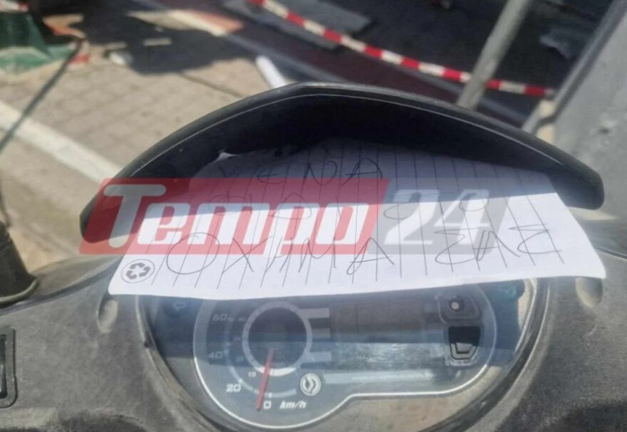 Πάτρα: Φίδι «έκοβε βόλτες» και κρύφτηκε σε μηχανάκι - Δείτε το σημείωμα που άφησαν στον οδηγό