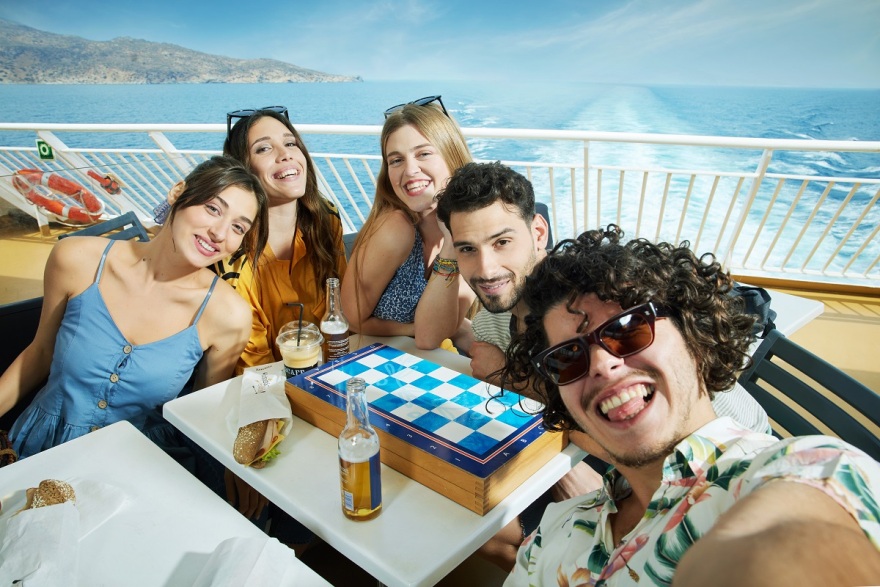 Ταξιδεύουμε στις Κυκλάδες με την άνεση και την πολυτέλεια που μας αξίζει