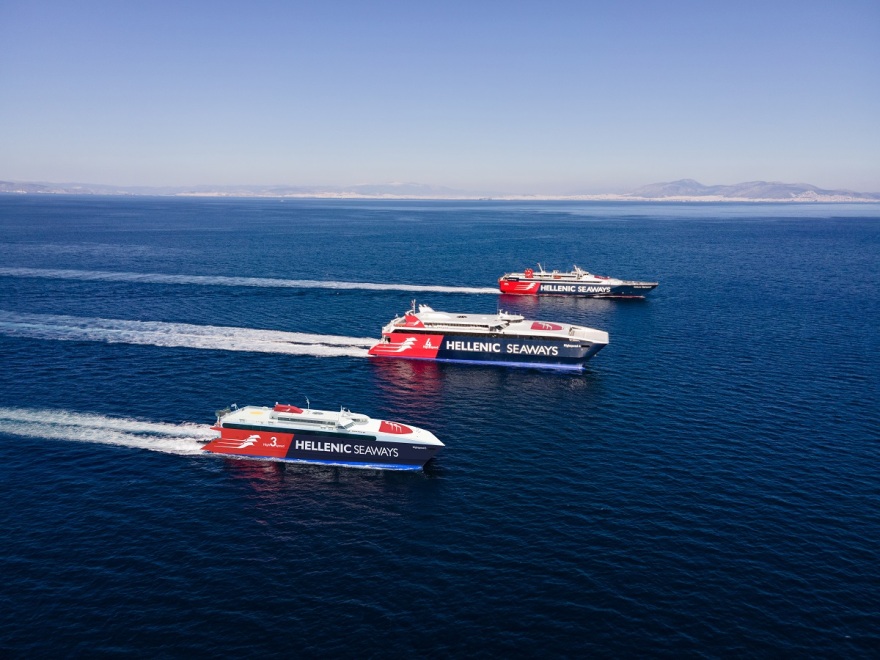 Ταξιδεύουμε στις Κυκλάδες με την άνεση και την πολυτέλεια που μας αξίζει