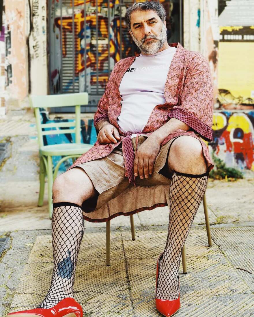 O Βασίλης Μπισμπίκης ποζάρει με κόκκινες γόβες και δικτυωτές κάλτσες