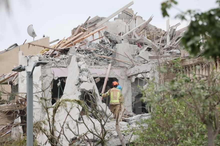 Φονικό ντόμινο στη Μέση Ανατολή: Σφυροκόπημα του Ισραήλ στο Ιράν,  με πυραύλους απαντά η Τεχεράνη 

