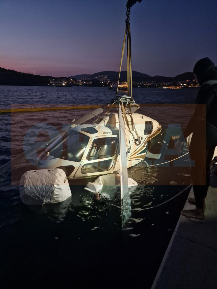 Έγινε η ανέλκυση του ελικοπτέρου που έπεσε στη μαρίνα Βουλιαγμένης - Δείτε βίντεο και φωτογραφίες