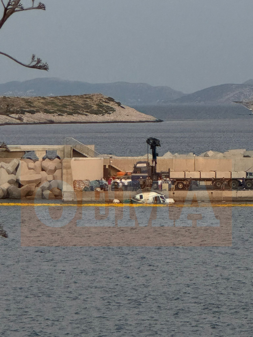 Έγινε η ανέλκυση του ελικοπτέρου που έπεσε στη μαρίνα Βουλιαγμένης - Δείτε βίντεο και φωτογραφίες