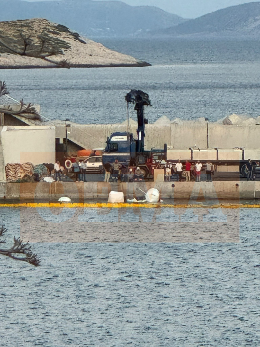 Έγινε η ανέλκυση του ελικοπτέρου που έπεσε στη μαρίνα Βουλιαγμένης - Δείτε βίντεο και φωτογραφίες