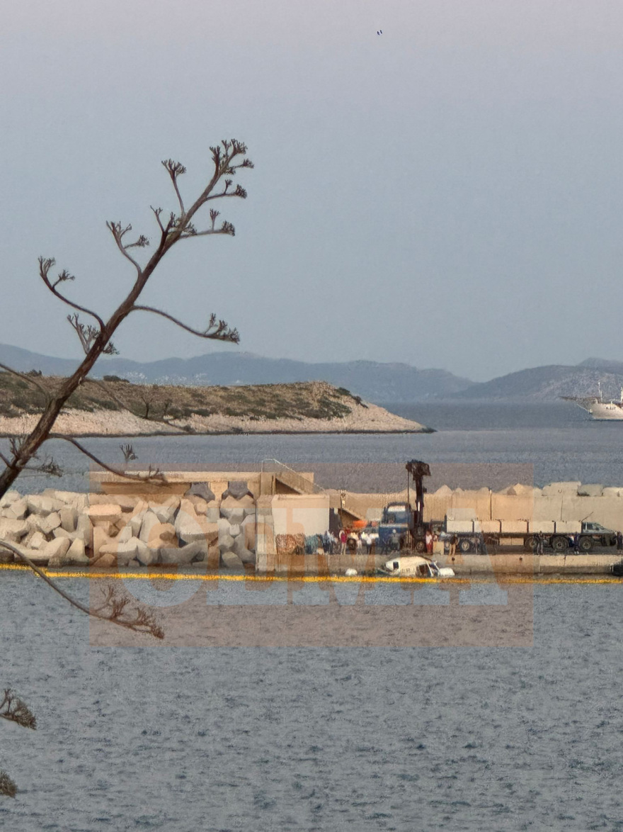 Έγινε η ανέλκυση του ελικοπτέρου που έπεσε στη μαρίνα Βουλιαγμένης - Δείτε βίντεο και φωτογραφίες