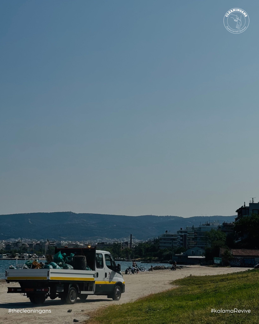 Φωτογραφίες: Καθάρισαν την ακτογραμμή της Καλαμαριάς, βρήκαν από μηχανάκι μέχρι καρότσια σούπερ μάρκετ 