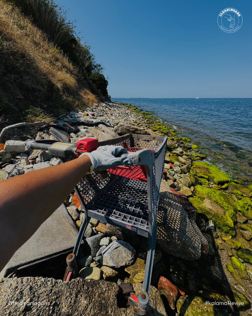 Φωτογραφίες: Καθάρισαν την ακτογραμμή της Καλαμαριάς, βρήκαν από μηχανάκι μέχρι καρότσια σούπερ μάρκετ 