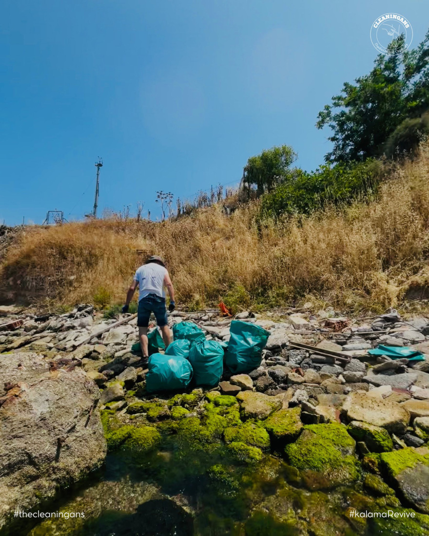 Φωτογραφίες: Καθάρισαν την ακτογραμμή της Καλαμαριάς, βρήκαν από μηχανάκι μέχρι καρότσια σούπερ μάρκετ 