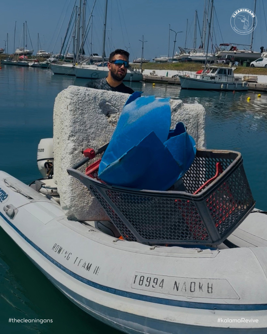 Φωτογραφίες: Καθάρισαν την ακτογραμμή της Καλαμαριάς, βρήκαν από μηχανάκι μέχρι καρότσια σούπερ μάρκετ 