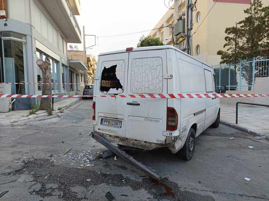 Σκηνές φαρ ουέστ στο Περιστέρι: Συνεπιβάτης μηχανής πυροβόλησε οδηγό Ι.Χ. Σκηνές φαρ ουέστ στο Περιστέρι: Συνεπιβάτης μηχανής πυροβόλησε οδηγό Ι.Χ. στο Περιστέρι