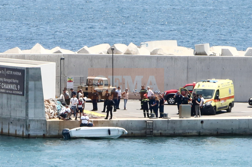 Ελικόπτερο έπεσε στη Μαρίνα Βουλιαγμένης, σώοι και οι πέντε επιβαίνοντες - Δείτε βίντεο από τη στιγμή της πτώσης